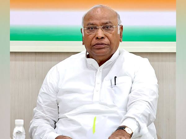 कांग्रेस पार्टी के करोड़ों कार्यकर्ताओं के पथप्रदर्शक, कुशल संगठनकर्ता राष्ट्रीय अध्यक्ष एवं राज्यसभा में नेता प्रतिपक्ष श्री मल्लिकार्जुन खड़गे जी को जन्मदिवस की हार्दिक बधाई एवं मंगलमय शुभकामनाएँ प्रेषित करता हूँ

ईश्वर आपको उत्तम स्वास्थ्य, दीर्घायु जीवन प्रदान करें।