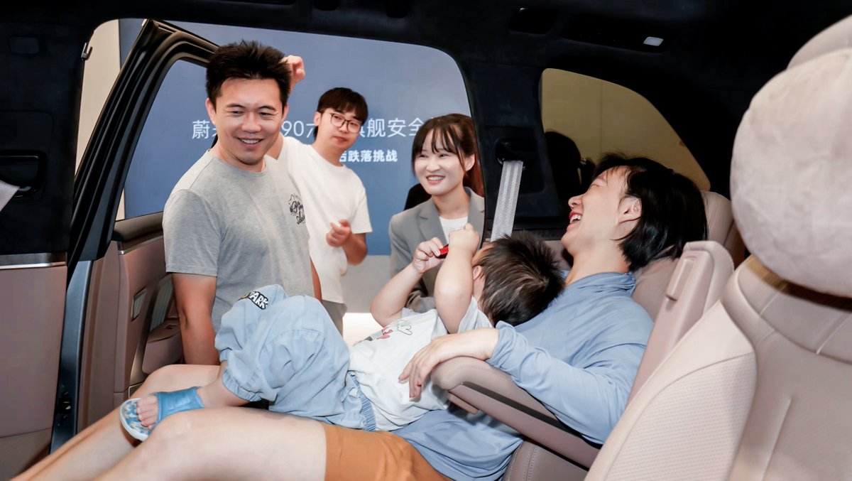 WilliamLiNIO's tweet image. Second weekend of the ONVO L90 presale, and the popularity keeps boosting!🚀 We've added more L90 booths at busy supermarkets so families can load their purchased groceries straight into the 240L frunk and see how BIG, USEFUL and CONVENIENT it is firsthand. Let's Jiadian!⚡
#NIO…