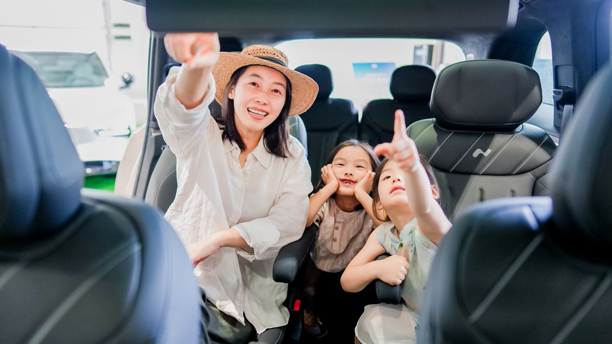 WilliamLiNIO's tweet image. Second weekend of the ONVO L90 presale, and the popularity keeps boosting!🚀 We've added more L90 booths at busy supermarkets so families can load their purchased groceries straight into the 240L frunk and see how BIG, USEFUL and CONVENIENT it is firsthand. Let's Jiadian!⚡
#NIO…