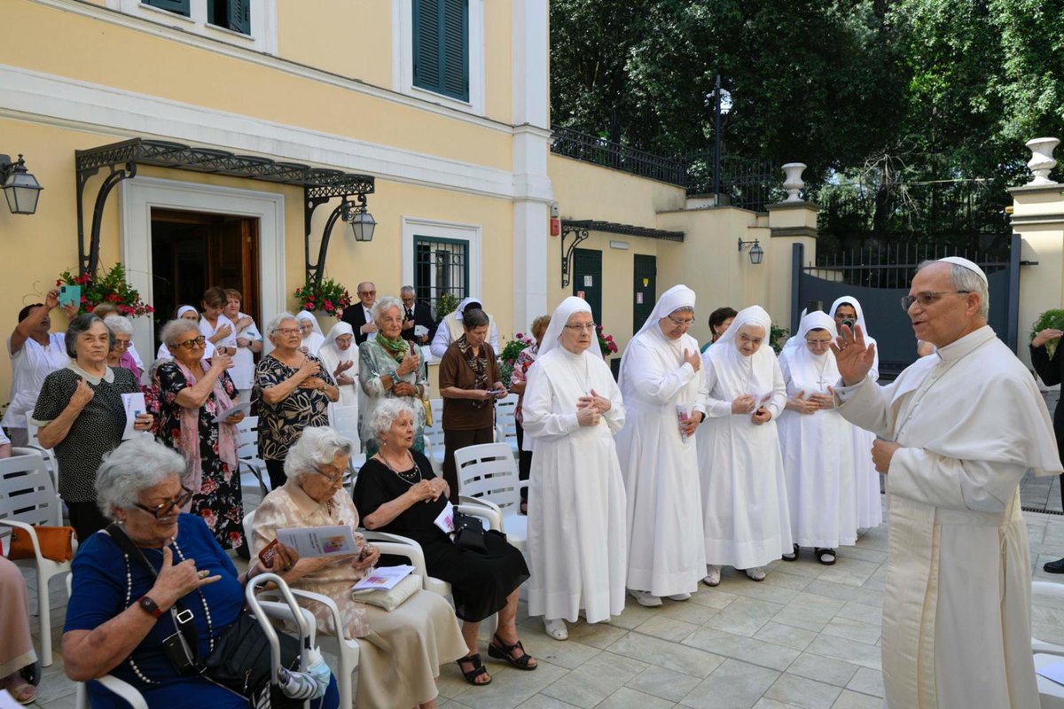SalvoCernuzio's tweet image. #LeoneXIV ha visitato questa mattina la Casa di riposo “Santa Marta” a Castel Gandolfo. Il Papa ha salutato individualmente circa 20 anziane accolte nella struttura, tutte di età compresa tra gli 80 e i 101 anni: “Voi siete segni di speranza. Avete dato tanto nella vita”