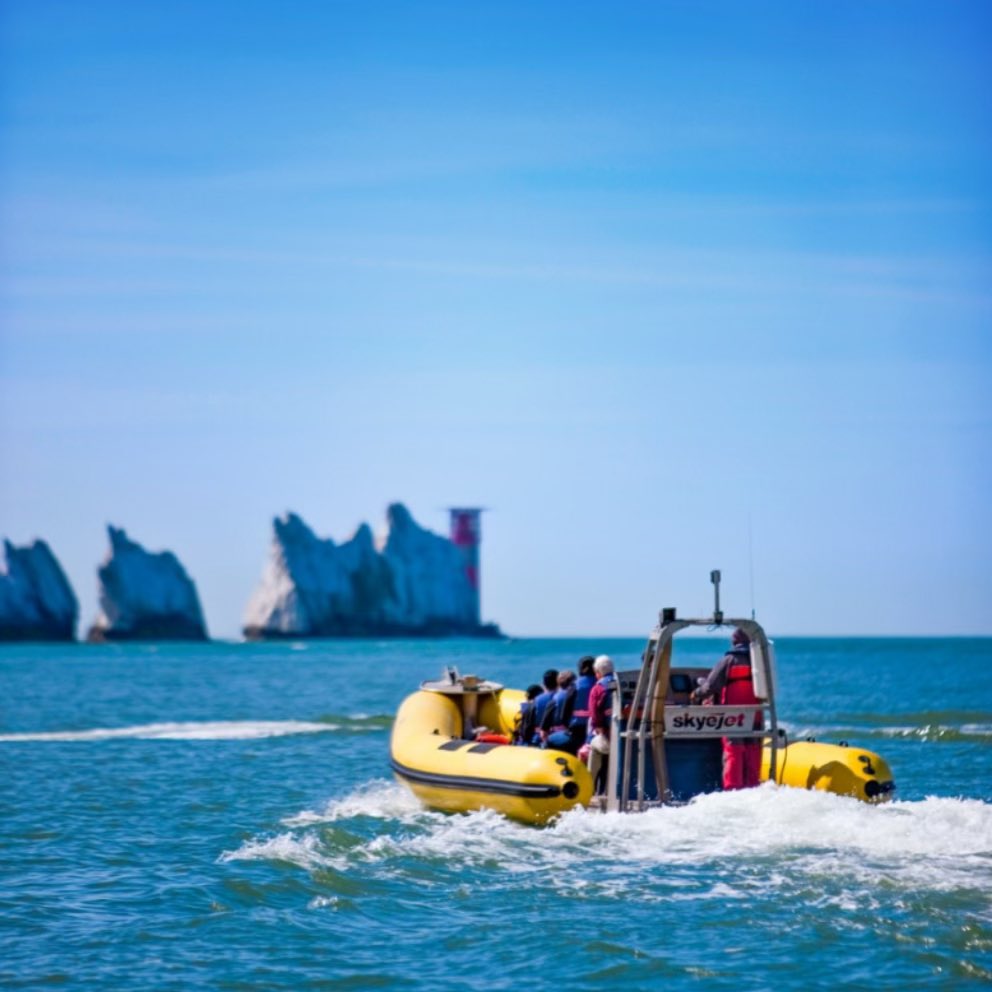 Bran509's tweet image. The Brilliant Needles Pleasure Cruises
Just go down to the beach, best way is the Chairlift of course at @VisitTheNeedles
Choose which boat, basically fast or slow.
Make a payment
Cameras ready
The best view of the Needles rocks and lighthouse, plus panoramic views of the…