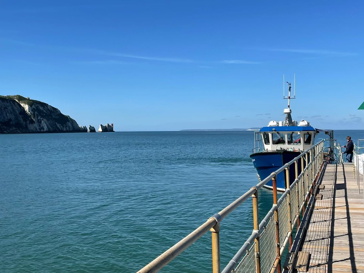 Bran509's tweet image. The Brilliant Needles Pleasure Cruises
Just go down to the beach, best way is the Chairlift of course at @VisitTheNeedles
Choose which boat, basically fast or slow.
Make a payment
Cameras ready
The best view of the Needles rocks and lighthouse, plus panoramic views of the…