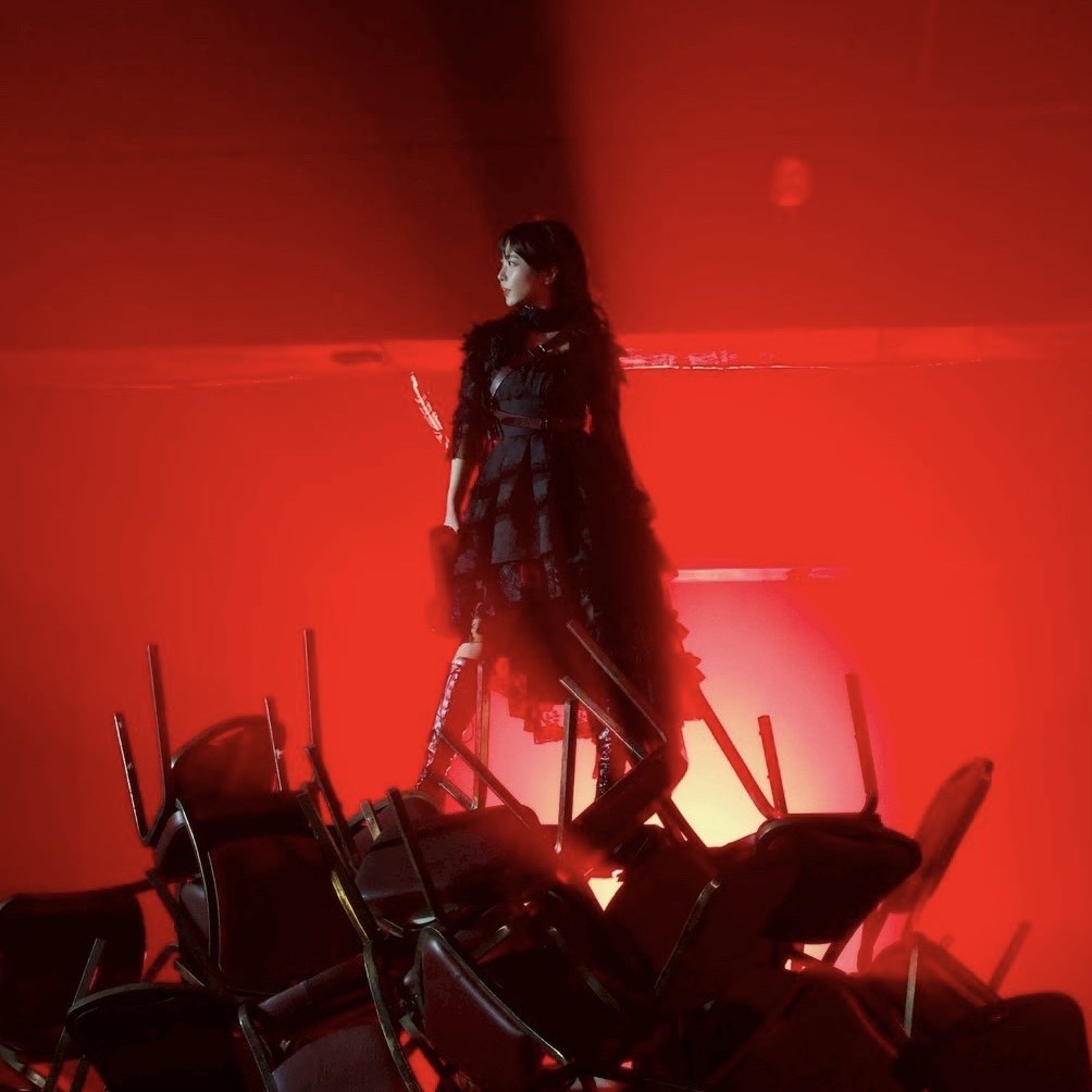 aimistaff's tweet image. 愛美「AthisCode」MV公開まであと5️⃣日!
 ̄ ̄ ̄ ̄ ̄ ̄ ̄ ̄ ̄ ̄ ̄ ̄ ̄ ̄ ̄ ̄ ̄ ̄ ̄
イスの山の上に立ち、
勇ましい表情を浮かべる #愛美 をお届け📢
📺「#AthisCode」MV
youtu.be/N-pASbrepVk58
└ 7/27(日)20:00プレミア公開!
🎧「AthisCode」先行配信中
aimi.lnk.to/AthisCode…