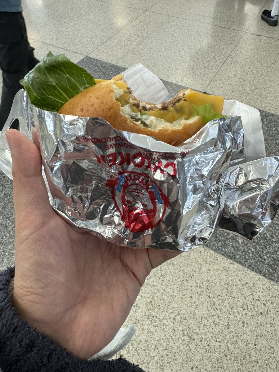 TheFuudo's tweet image. アメリカの空港でウェンディーズ！！ドミニカのウェンディーズの方が美味かった。肉と油に差を感じる気がする！