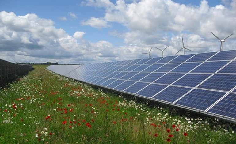 reNEWS_'s tweet image. The United States’ solar industry faces an increasingly complex web of tariffs and policy restrictions that are fundamentally reshaping global supply chains, a new report from Wood Mackenzie has warned.
renews.biz/101973/