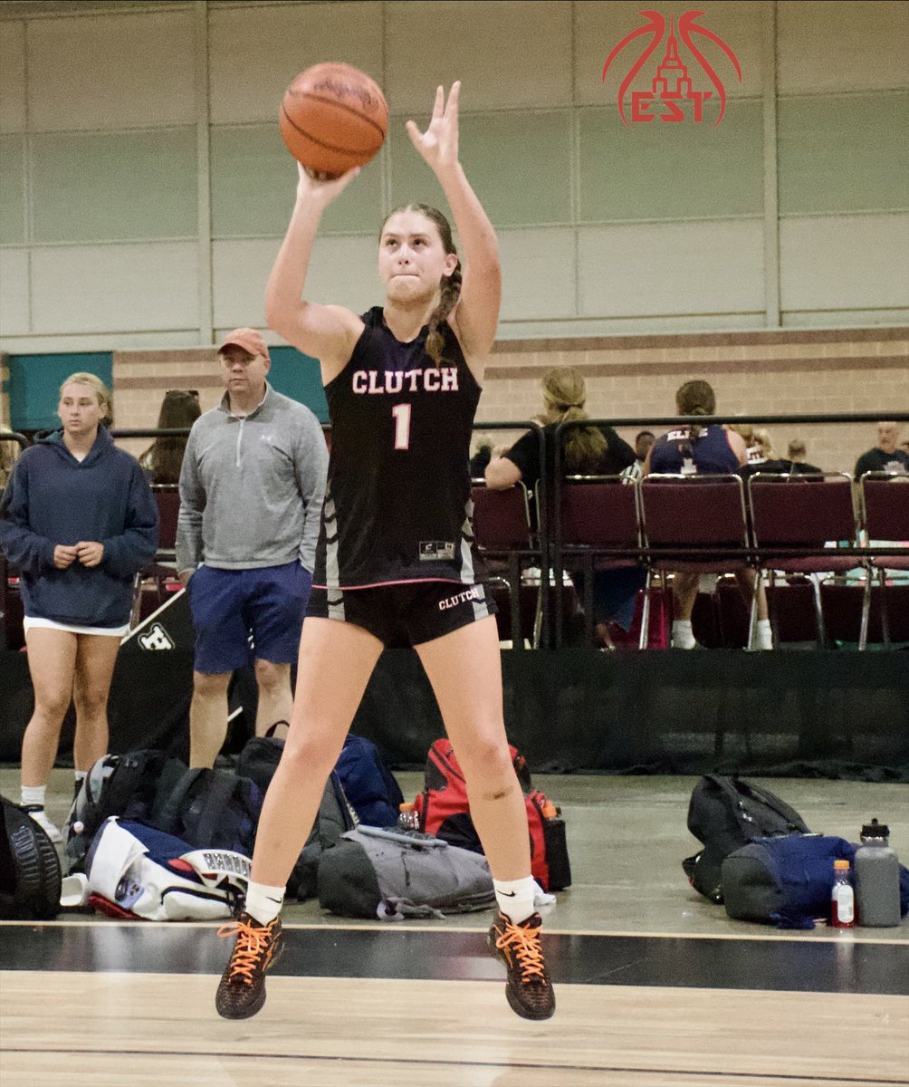 16U <a href="/hgsl_girls/">Hoop Group Girls</a> championship game, one of contrasting styles, coming down to the wire… Lower Hudson Valley vs NEPA regions in a grind for the crown with <a href="/PalisadesElite/">Palisades Elite</a> taking on <a href="/JrClutchHoops/">Jr Clutch Hoops</a> 📸