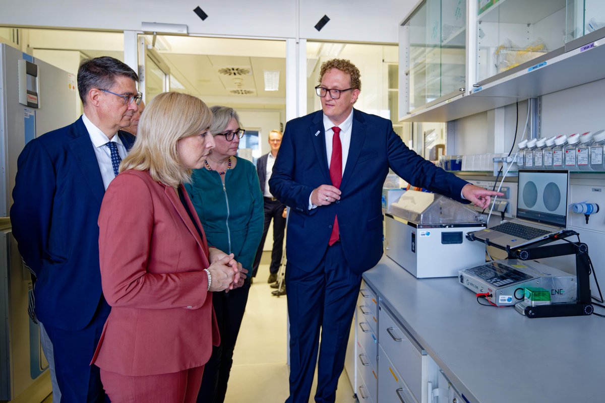 DKFZ (@dkfz) on Twitter photo Heute besuchte Bundesgesundheitsministerin <a href="/ninawarken/">Nina Warken</a> das DKFZ. Nach der Begrüßung durch den DKFZ-Vorstandsvorsitzenden <a href="/_MichaelBaumann/">Michael Baumann, MD</a> ging es zu René Jackstadt ins <a href="/jackstadt_lab/">Jackstadt_lab</a>. Er untersucht, warum Tumorzellen sich im Körper ausbreiten und Metastasen bilden. <a href="/BMG_Bund/">Bundesgesundheitsministerium</a> Heute besuchte Bundesgesundheitsministerin <a href="/ninawarken/">Nina Warken</a> das DKFZ. Nach der Begrüßung durch den DKFZ-Vorstandsvorsitzenden <a href="/_MichaelBaumann/">Michael Baumann, MD</a> ging es zu René Jackstadt ins <a href="/jackstadt_lab/">Jackstadt_lab</a>. Er untersucht, warum Tumorzellen sich im Körper ausbreiten und Metastasen bilden. <a href="/BMG_Bund/">Bundesgesundheitsministerium</a>