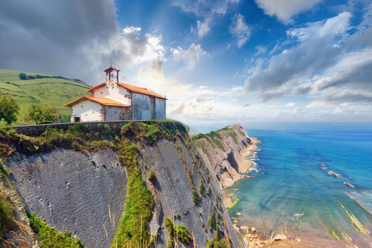 Turismo y pantalla: el País Vasco se afianza como destino de rodajes y experiencias audiovisuales 📽️ Desde San Juan de Gaztelugatxe (Rocadragón en ‘Juego de Tronos’) hasta San Sebastián o Bilbao, los escenarios reales de cine y series generan nuevas oportunidades para el sector.