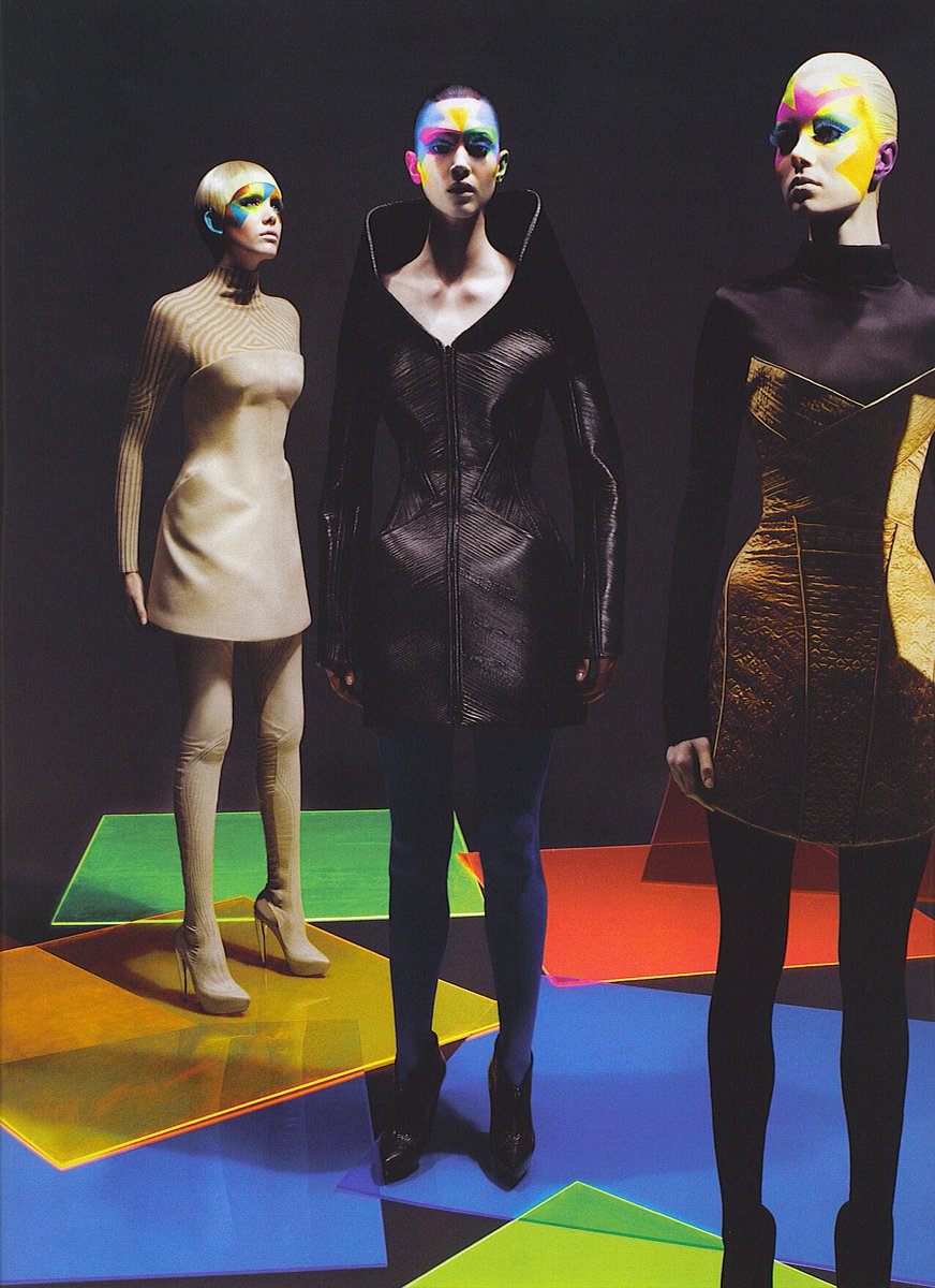 LaModeUnknown's tweet image. ✨Long Live McQueen✨ editorial in the lens of Richard Burbridge for V Magazine #47, Summer 2007.🪡