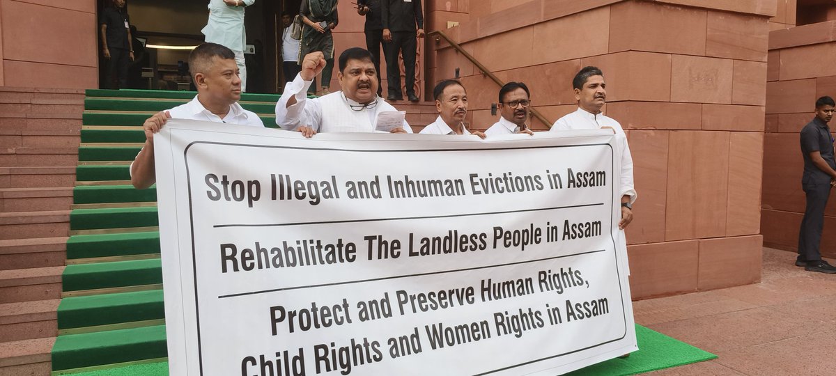 ProfNoorul's tweet image. आज असम कांग्रेस के सांसद रकीबूल हुसैन ने असम मे गरीब मुसलमानो के घरों पर चल रही बुलडोज़र कार्यवाही को लेकर संसद के बाहर विरोध प्रदर्शन किया।

क्या किसी और सांसद को विरोध प्रदर्शन करते हुए देखा जो असम के मुस्लिम भाइयों के साथ खड़े हों? #JusticeForAssamMuslims