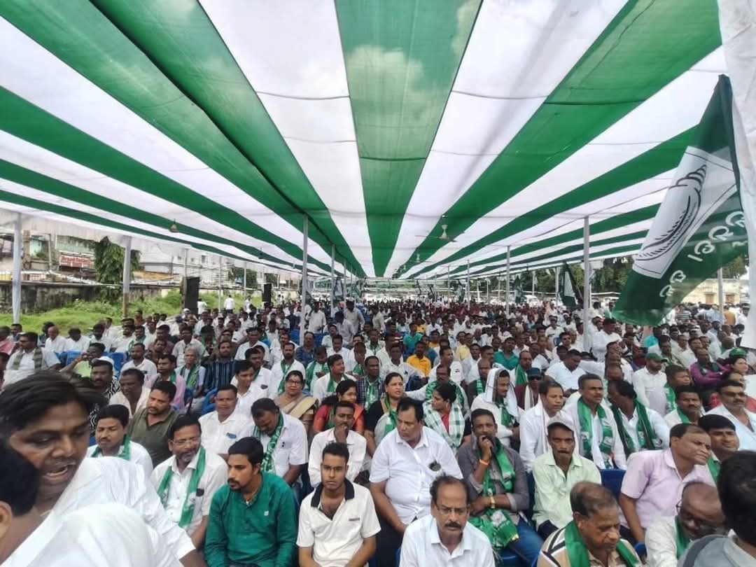#କଟକ_ଆରଡିସି_ଅଫିସ୍_ଘେରାଉ_କରିଛି_ବିଜୁ_ଜନତା_ଦଳ

ଏଫଏମ୍ କଲେଜ ଛାତ୍ରୀଙ୍କୁ ନ୍ୟାୟ ଦେବାକୁ ବିଚାର ବିଭାଗୀୟ ତଦନ୍ତ ଦାବିରେ ଏବଂ ରାଜ୍ୟରେ ମହିଳା ସୁରକ୍ଷା ପ୍ରସଙ୍ଗକୁ ନେଇ ରାସ୍ତାକୁ ଓହ୍ଲାଇଛି ଦଳ। 
ବିଜେପିର ଡବଲ୍ ଇଞ୍ଜିନ୍ ସରକାରରେ ମହିଳା ନିର୍ଯାତନା ଦୁଇଗୁଣା ହୋଇଛି। 

#ହଟାଅବିଜେପି #BJPAntiWomen #BJPAntiOdisha