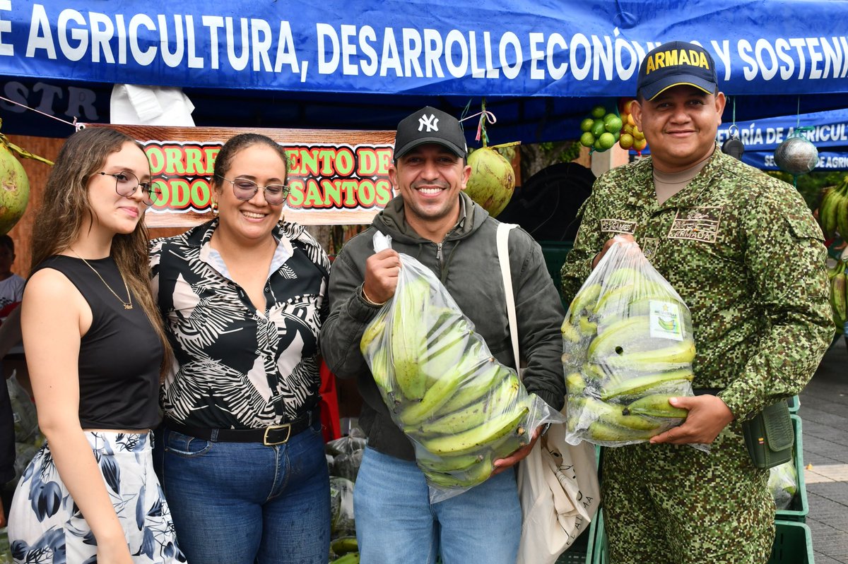 FNO_ArmadaCol's tweet photo. 🌽 Conectamos el campo y la ciudad en Arauca 🇨🇴. La @ArmadaColombia y la @GobArauca lideraron un nuevo #MercadoCampesino, impulsando la economía local y fortaleciendo el tejido social.
¡Más de 1.300 personas beneficiadas!
#BFLIM52 #FuerzaNavalDeLaOrinoquía https://t.co/6ls1wtYkV4