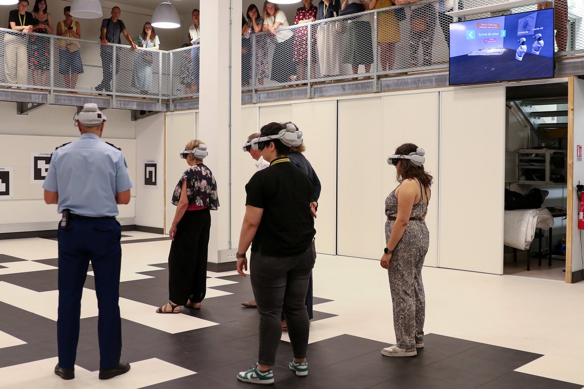 [INNOVATION] [VR]
🥽 Vous l'avez sans doute remarqué depuis quelques semaines, le PJGN innove dans la réalité virtuelle, avec le #ProjetJanus.

💡Objectif : permettre une immersion dans une scène de crime numérisée, notamment pour étudier ou confirmer des hypothèses.