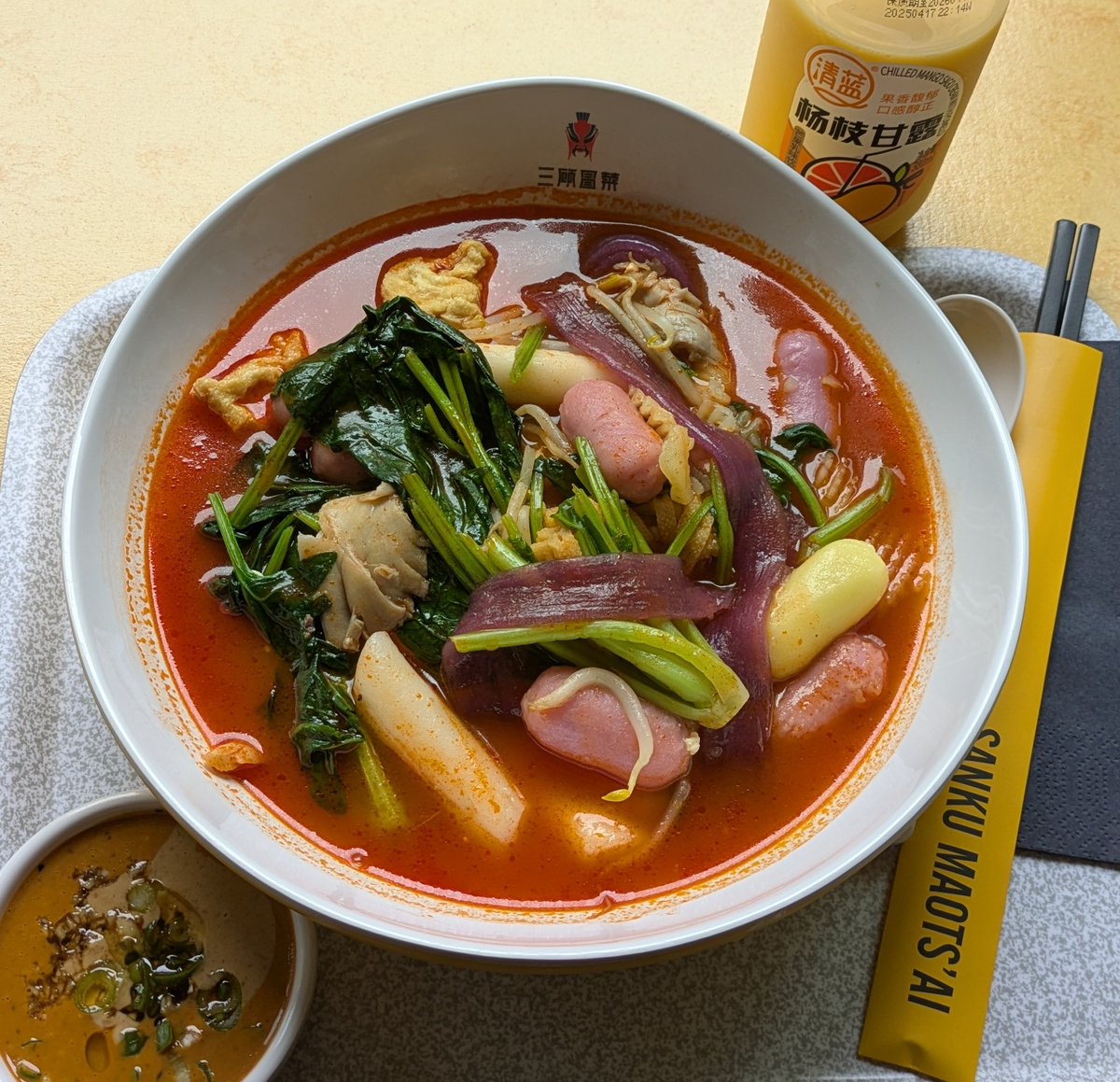 mimibrokkoli's tweet image. malatang solo dinner (linner, it's 4pm)
got a window seat to watch people in the rain