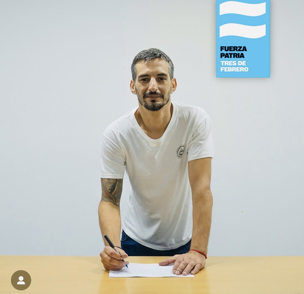 Facundo Lococo, después de que según Clarín fuera visto rompiendo la sede de TN, será candidato a concejal por los kukas en Tres de Febrero.
Es de La Campora.