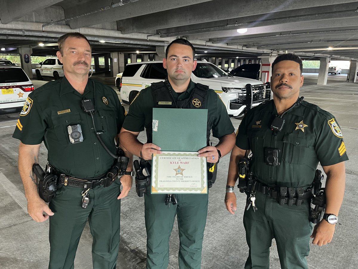 OCSOALERTS's tweet image. Thank you Deputy Kyle Warf for Five Years of Service to Okaloosa County residents and visitors!
Deputy Warf is presented his Certificate of Appreciation for his contributions by Corporal Tony Wilhelm on the left and Sergeant Pierre Batiste on his right.
#teamocso…