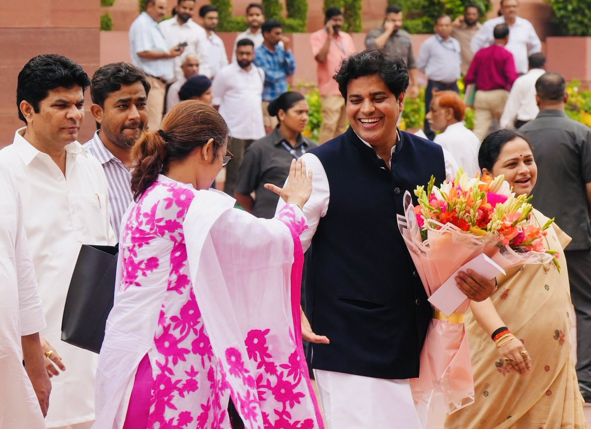 ShayarImran's tweet image. दो मराठी ताई के बीच में आपका भाई❤️
ख़ासदार वर्षा गायकवाड़ ताई और ख़ासदार प्रतिभा धानोड़कर ताई