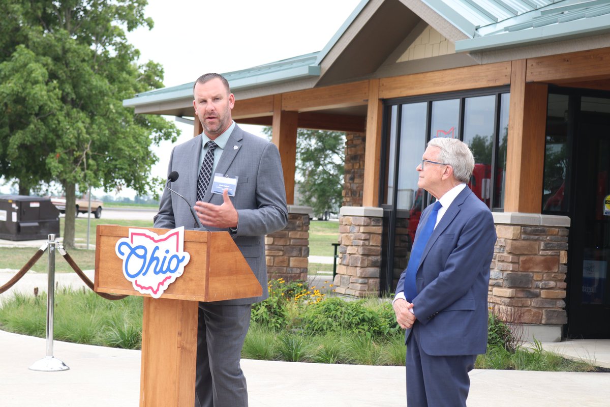 ODOT_NWOhio's tweet image. Celebrating the renovation of our Van Wert County rest area on U.S. 30 with Gov. DeWine! This lodge-style stop near Convoy features native plants, rocking chairs, picnic area & Storybook Trail with Dolly Parton's Imagination Library books. Thanks to all who made it happen!