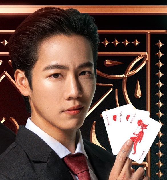 aside from olulo’s art and crafts that are his own creations, he’s designing the lightsticks, his own series’ logo and cards 🥹 the effort and love he puts into his job is no joke, digital designer war we love youuuu