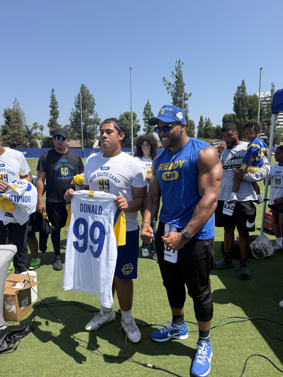 7Twice's tweet image. Had a blast this weekend @AaronDonald97 football camp in LA. @210ths 
@7twiceAcademy going 🌎🌍🤫😏