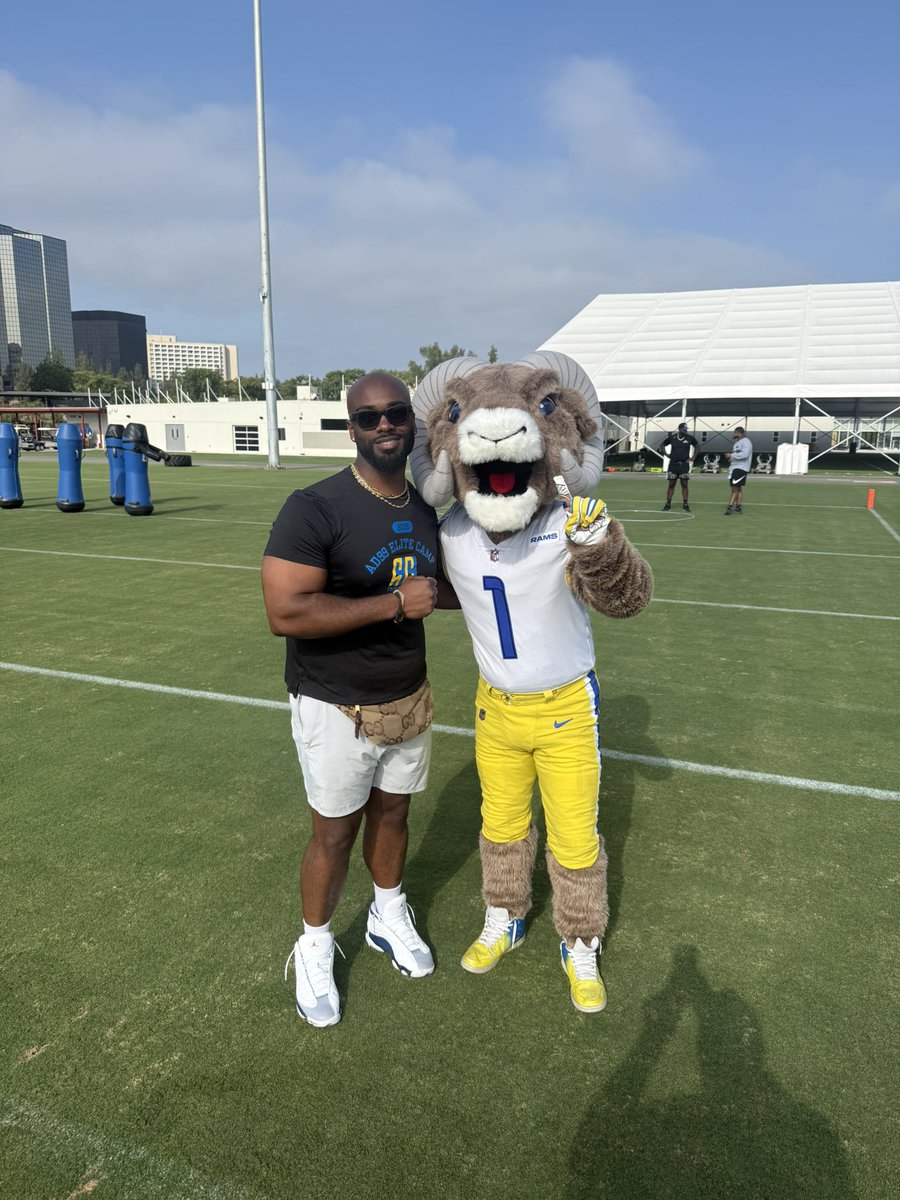 7Twice's tweet image. Had a blast this weekend @AaronDonald97 football camp in LA. @210ths 
@7twiceAcademy going 🌎🌍🤫😏