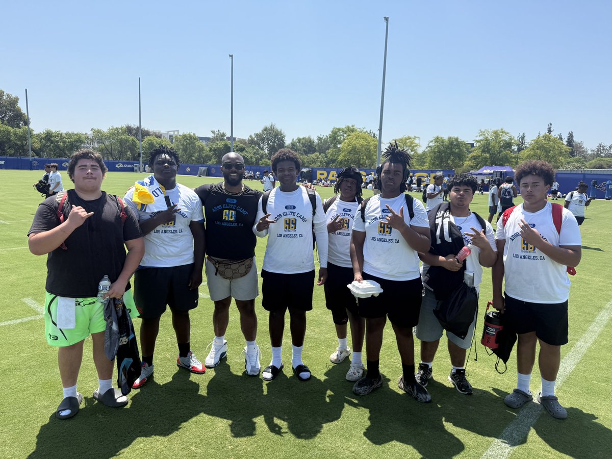 7Twice's tweet image. Had a blast this weekend @AaronDonald97 football camp in LA. @210ths 
@7twiceAcademy going 🌎🌍🤫😏