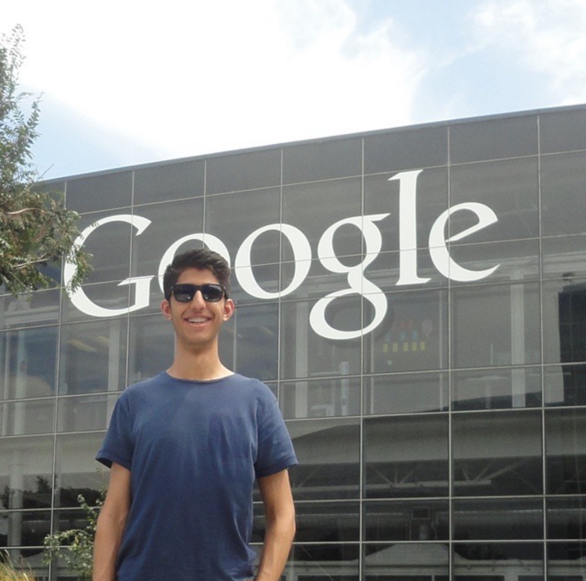 Ali_Shobeiri's tweet image. Ten years ago I visited the Google office and made my dad a promise.
I promised him that one day, I would recreate this picture he took of me, but this time I would do it on my first day of work as a Google employee.
It was a promise I took seriously.
I did everything I could…