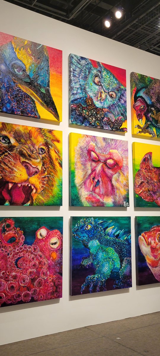 ChobiSonoe's tweet image. NTN クレドホールで開催中の『動物画家 石村嘉成の世界』展に行ってきたぁー‼️
母さんの希望だったけどホントよかったよ!😭✨
しかもご本人が在廊中だったようで(!!)会場にフラッと現れ絵と一緒に写真も撮れたしお父様との2ショットも撮らせてもらえました🥹✌️
絵…すごいでしょ…すごいとしか…🥹✨