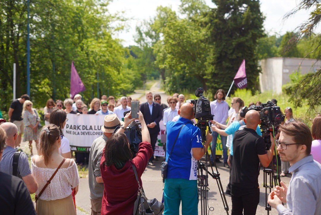 partiarazem's tweet image. ✊ W obronie Parku Śląskiego!
Po jednej stronie są mieszkańcy regionu, którzy chcą korzystać z Parku Śląskiego, którzy chcą, żeby ich komfort życia był zachowany. Po drugiej stronie są agresywni deweloperzy, którzy chcą ten zielony teren zabudować mieszkaniami bądź udawanym…