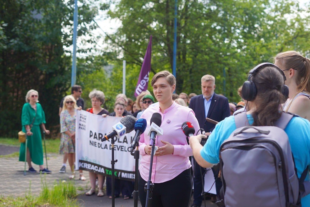 partiarazem's tweet image. ✊ W obronie Parku Śląskiego!
Po jednej stronie są mieszkańcy regionu, którzy chcą korzystać z Parku Śląskiego, którzy chcą, żeby ich komfort życia był zachowany. Po drugiej stronie są agresywni deweloperzy, którzy chcą ten zielony teren zabudować mieszkaniami bądź udawanym…