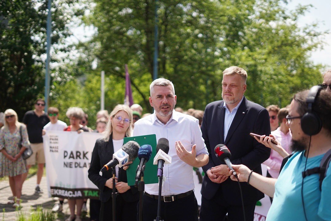 partiarazem's tweet image. ✊ W obronie Parku Śląskiego!
Po jednej stronie są mieszkańcy regionu, którzy chcą korzystać z Parku Śląskiego, którzy chcą, żeby ich komfort życia był zachowany. Po drugiej stronie są agresywni deweloperzy, którzy chcą ten zielony teren zabudować mieszkaniami bądź udawanym…