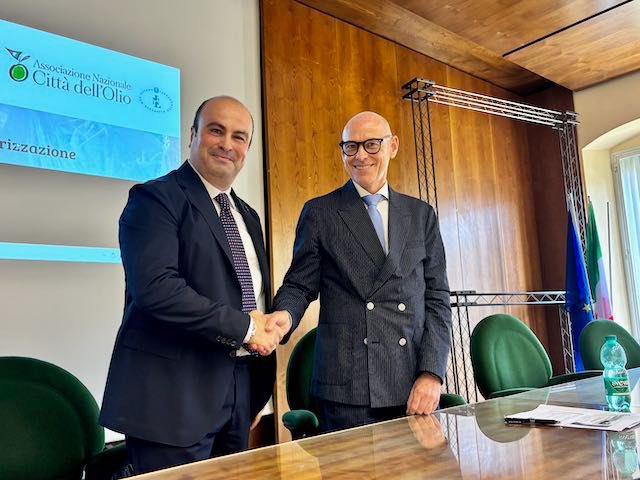 Oleoturismo: la raccolta turistica delle olive è regolamentata su territorio nazionale
cittadellolio.it/2025/07/21/ole…