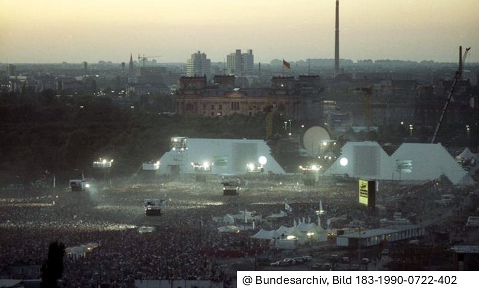 BAufarbeitung's tweet image. #OnThisDay 21.07.1990 Heute vor 35 Jahren fand auf dem Potsdamer Platz im Herzen Berlins ein Konzert statt, das weltweit Beachtung fand: Roger Waters, ehemaliges Mitglied der britischen Rockband Pink Floyd, führte vor rund 300.000 Menschen sein Konzeptalbum „The Wall“ auf – genau…