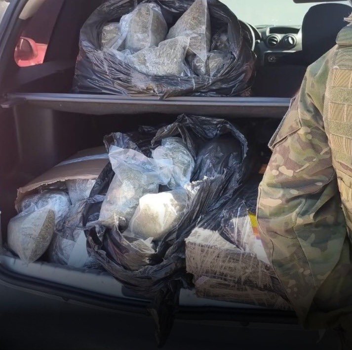 policiafederal's tweet image. 🚨🚔#AÇÃOPF | FICCO/PR apreende 110kg de maconha no Paraná. Equipes localizaram um veículo estacionado em via pública que continha dezenas de fardos da droga.
➡️Saiba mais: gov.br/pf/pt-br/assun…