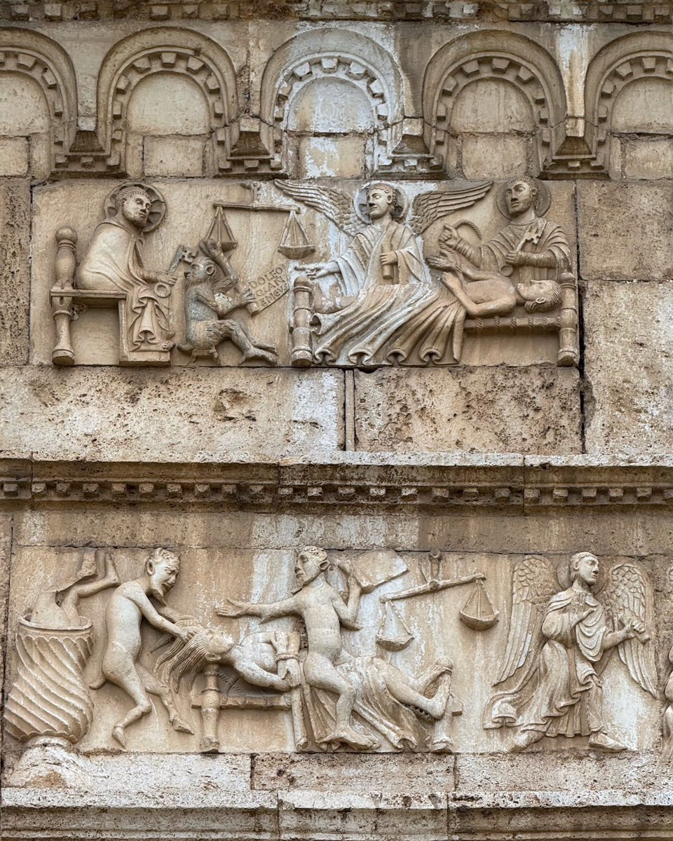 InDamnatio's tweet image. Wonderful details from the facade of the Church of San Pietro, Spoleto
In pic 1 we see Christ washing St Peter’s feet above, Christ calling St Peter & St Andrew below
In pic 2, we see the weighing of the souls of the dead, with the Devil trying to tip the balance of the scales!