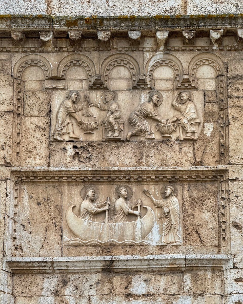 InDamnatio's tweet image. Wonderful details from the facade of the Church of San Pietro, Spoleto
In pic 1 we see Christ washing St Peter’s feet above, Christ calling St Peter & St Andrew below
In pic 2, we see the weighing of the souls of the dead, with the Devil trying to tip the balance of the scales!