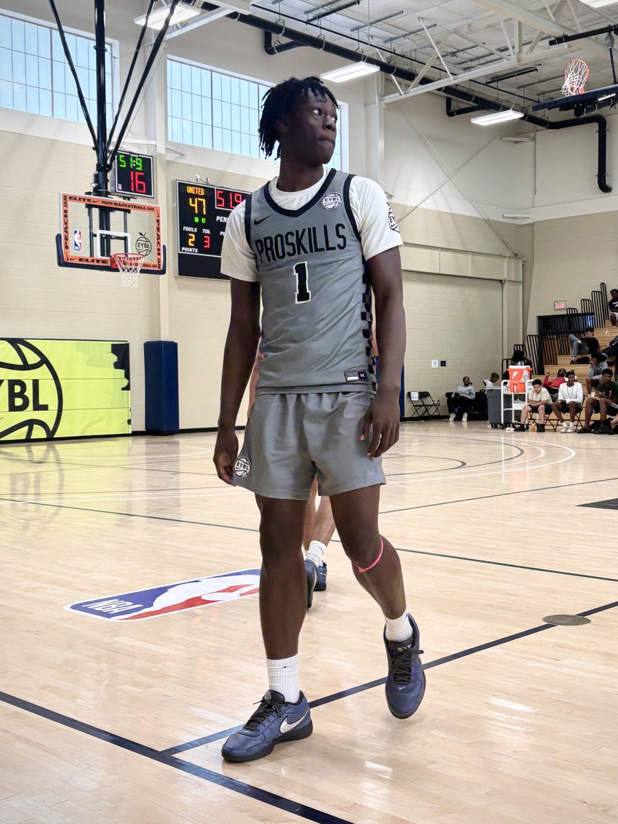 League_Him's tweet image. Got my first extended look at rising southpaw wing Bryson Howard this past week in Augusta. Easy to see why blue-chip programs have started calling. Tough, competitive, and a prolific shooter who shot 45% from deep this summer in the EYBL on high volume.