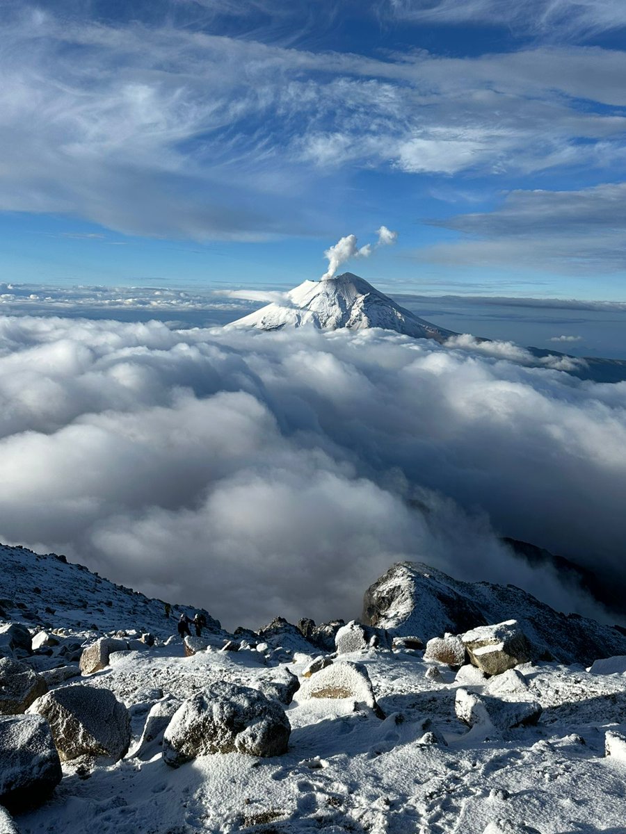 MeyerFalcon's tweet image. Este fin de semana subimos al Iztaccíhuatl 🏔️ Caminamos entre nubes, roca y silencio. A más de 5,000m, uno entiende el privilegio de tener cerca un volcán tan vivo.
Estos paisajes no sólo se deben admirar: hay que protegerlos.
Conservarlos es también cuidarnos a nosotros.
