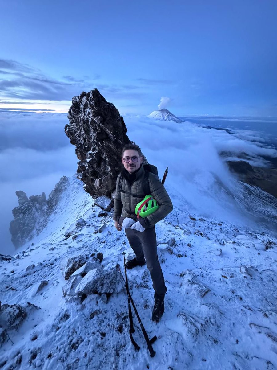 MeyerFalcon's tweet image. Este fin de semana subimos al Iztaccíhuatl 🏔️ Caminamos entre nubes, roca y silencio. A más de 5,000m, uno entiende el privilegio de tener cerca un volcán tan vivo.
Estos paisajes no sólo se deben admirar: hay que protegerlos.
Conservarlos es también cuidarnos a nosotros.