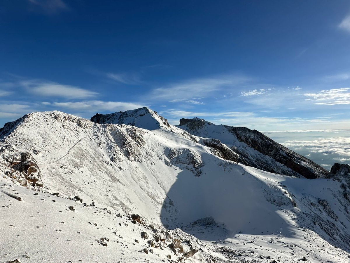 MeyerFalcon's tweet image. Este fin de semana subimos al Iztaccíhuatl 🏔️ Caminamos entre nubes, roca y silencio. A más de 5,000m, uno entiende el privilegio de tener cerca un volcán tan vivo.
Estos paisajes no sólo se deben admirar: hay que protegerlos.
Conservarlos es también cuidarnos a nosotros.