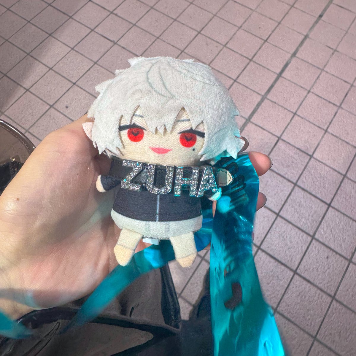 chutorox's tweet image. 乗り換えしてたら「今日ライブ行きましたか?銀テあげる人を探していて」って声かけてくださったお兄さんとお姉さん本当にありがとうございました😭😭😭😭こんな、1日の終わりまでこんな幸せで良いんですか、ありがとうございました…大事にします
