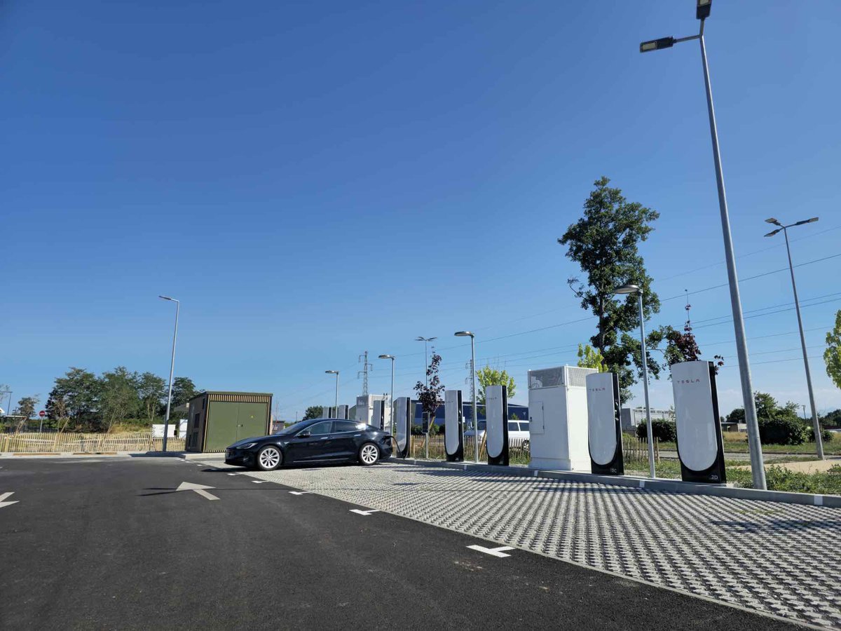 TeslaCharging's tweet image. New Tesla Supercharger: Artix, France (8 stalls)
tesla.com/en_eu/findus?l…
