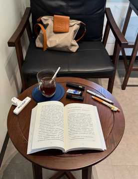 自由的人生，也需要不断学习与沉淀。 在这个闲暇的清晨，一杯暖暖的红茶，一本写满诗意的书， 让我跟着缓慢的时光，把思绪交给远方。
#自律的自由 #生活的诗意