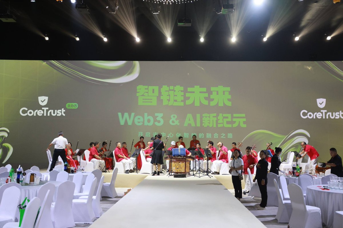 🍷 暴雨渐歇，晚宴交响乐响起！
🎼 老年乐团x个人独唱，数字世界的文艺复兴

💬 "谁说科技与艺术不能共舞？评论区晒出你心中的Web3艺术形态！"