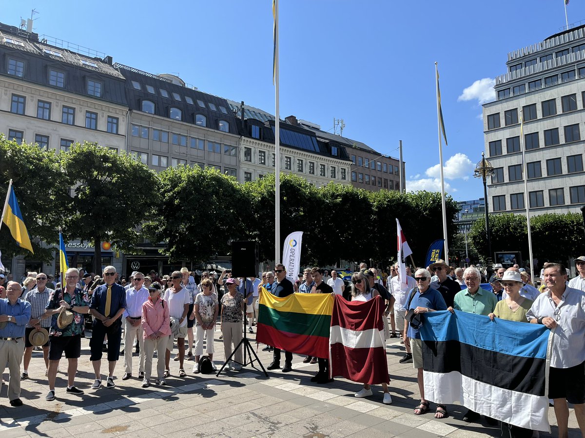 Mndagsrrelsen21's tweet image. 🇺🇦🇸🇪 Mitt i semestern: 300 pers o 7 hjälporganisationer på Måndagsrörelsen för att visa stöd till 🇺🇦 och samla in till drönare, fordon o humanitär hjälp. Vi är er alla evigt tacksamma.
Talare idag: Tomas Luuk, Amb🇪🇪, Alina @nordicukraine o Tage @OperationAid_SE
Slava Ukraini