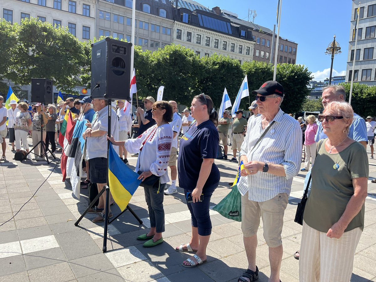 Mndagsrrelsen21's tweet image. 🇺🇦🇸🇪 Mitt i semestern: 300 pers o 7 hjälporganisationer på Måndagsrörelsen för att visa stöd till 🇺🇦 och samla in till drönare, fordon o humanitär hjälp. Vi är er alla evigt tacksamma.
Talare idag: Tomas Luuk, Amb🇪🇪, Alina @nordicukraine o Tage @OperationAid_SE
Slava Ukraini