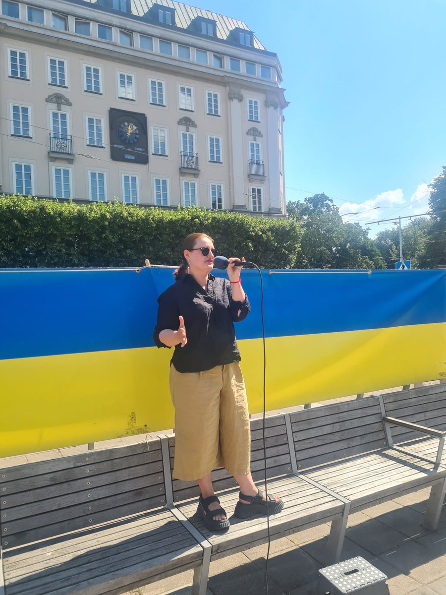 Mndagsrrelsen21's tweet image. 🇺🇦🇸🇪 Mitt i semestern: 300 pers o 7 hjälporganisationer på Måndagsrörelsen för att visa stöd till 🇺🇦 och samla in till drönare, fordon o humanitär hjälp. Vi är er alla evigt tacksamma.
Talare idag: Tomas Luuk, Amb🇪🇪, Alina @nordicukraine o Tage @OperationAid_SE
Slava Ukraini