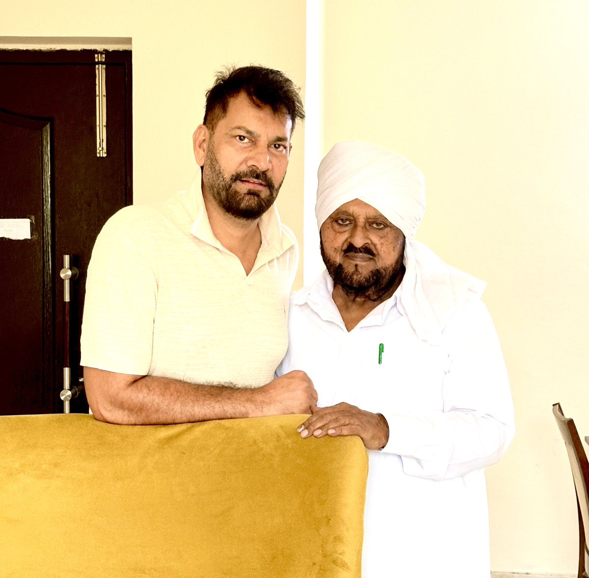 JJassiOfficial's tweet image. Sadiq saab da Gana Na de dil Pardesi nuu India de chart te top te chal riaaa, 60 saal ton star rehan de bavzood vi simplicity dekho humble, pyaare, lokan ch rehan vaaale, sedh den vaaale, iklotte kalakar hun sadiq lyrics by Babu singh maan saab @charanjitahuja #dharundhar