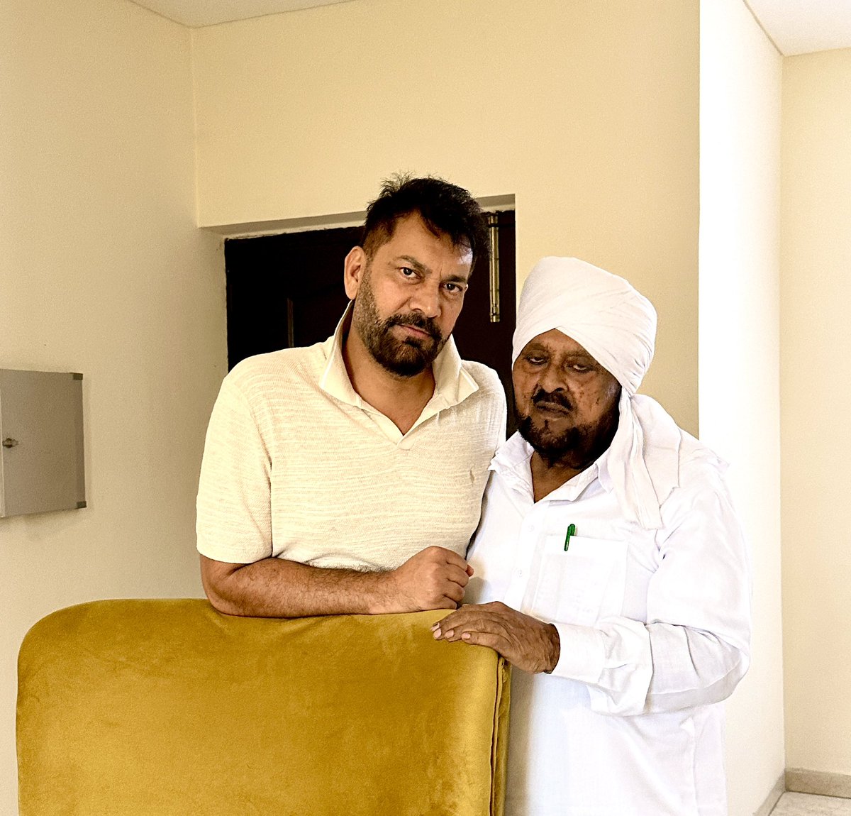 JJassiOfficial's tweet image. Sadiq saab da Gana Na de dil Pardesi nuu India de chart te top te chal riaaa, 60 saal ton star rehan de bavzood vi simplicity dekho humble, pyaare, lokan ch rehan vaaale, sedh den vaaale, iklotte kalakar hun sadiq lyrics by Babu singh maan saab @charanjitahuja #dharundhar