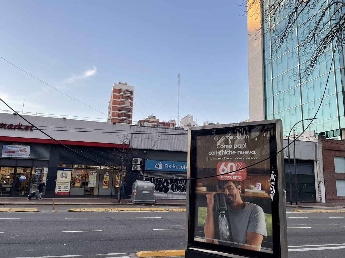 mf_pignataro's tweet photo. @TelecentroAr Cables caídos con peligro para transeúntes. Avenida Córdoba 1650 CABA https://t.co/ReOM1kbEBn